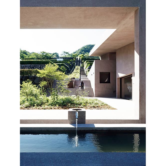 エントランスゲートをくぐって中に入りますと、頂上の納骨堂に向けてひな壇状の霊園の中央をまっすぐに上がる階段が目に入ります。