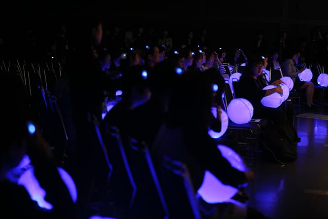「SOUND HUG」などのデバイスを使う聴衆。Photo_Atsushi Yamaguchi
