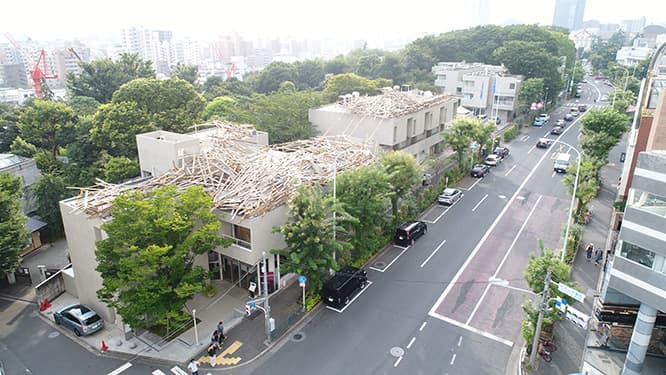今月半ば、代官山ヒルサイドテラスの屋上に突如出現した、川俣正の木材を使用したアート。　photo_Gen Inoue