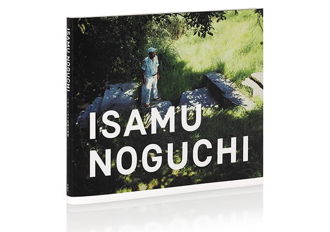 『ISAMU NOGUCHI イサム・ノグチ庭園美術館』5,500円。企画・監修に三宅一生、写真は篠山紀信、アートディレクション佐藤卓とスタッフの顔ぶれも豪華。