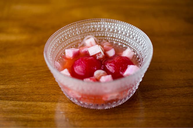 料理は夜5,000円コースより。お酢を効かせた「トマトの出汁サラダ」は紅芯大根入り。最初に食べ切らず、とんかつの合間に少しずつ食べるのがおすすめ。