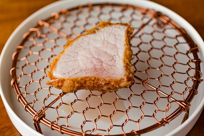 カットして網に置いた瞬間、肉汁があふれ落ちる「ひれかつ」。
