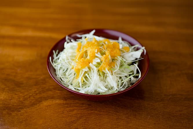 キャベツ。ニンジン入りのドレッシングももちろん、自家製。