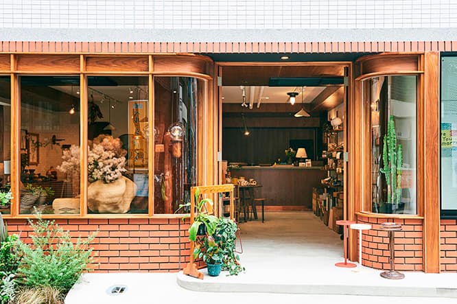 丸みを帯びたエントランス周りが特徴的な外観。植栽は地元西原の花屋〈Forager〉のセレクト。