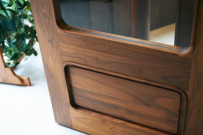 エントランス扉、店内の鏡、商品棚など、あらゆる場所の角に丸みをもたせた。