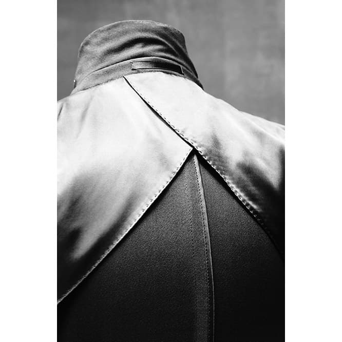 素材の異なるレイヤーで構成されたスーツの後ろ姿。丁寧に施されたハンドステッチが美しい。