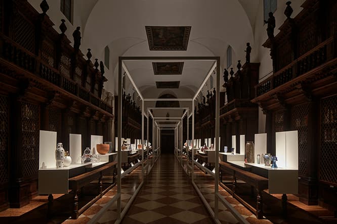 Centuries of Shape：ミラノのトリエンナーレ・デザインミュージアムのキューレーションで、修道院内の図書館での「壷」の展示。アールヌーボ、キュービズム、ポストモダンからコンテンポラリーまで1900年以降の技術やスタイルの変化がよくわかる。(c) Alessandra Chemollo