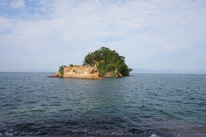 西野達の《ホテル裸島》宿泊受付中！ 海に浮かぶ小学校のお隣です。