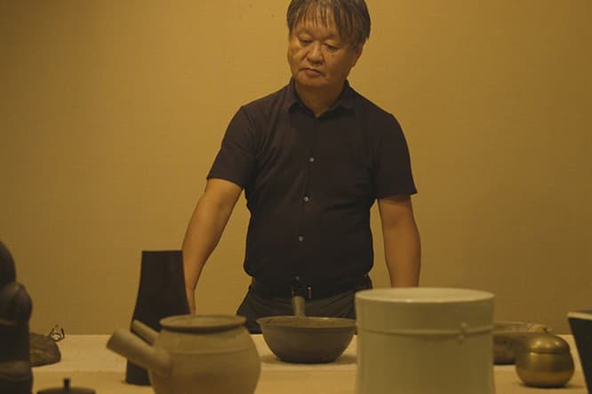 展示作品を選ぶ深澤直人（撮影：岡本憲昭）