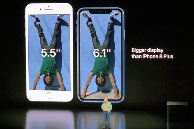 《iPhone XR》のディスプレイ（LED）は、《iPhone 8 Plus》よりも大きい。しかし、ボディ全体は小さくなっている点に注目！