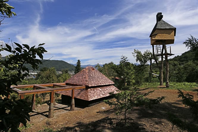 （左から）新作茶室の《低過庵》、2004年に完成した茶室《高過庵》。　写真提供：茅野市美術館