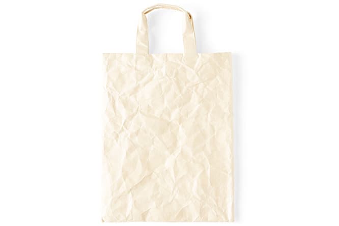 新作の〈SIWA×楮〉シリーズのフラットバッグ14,000円。伝統的な和紙の原材料である、国産の楮（こうぞ）100％の手漉き和紙を使用している。