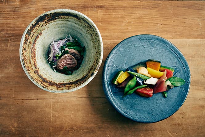昨年開催された「SASAYAMA-Cultural Dining Experience」より。色とりどりの地産の野菜を揚げ浸しにしたり、昆布出汁で炊いたりと一つ一つ丁寧に調理する。