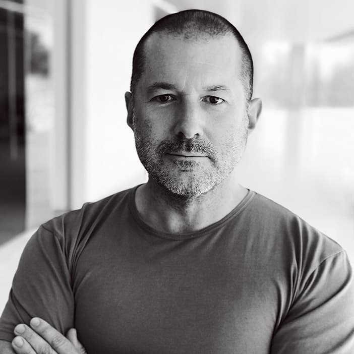 Jonathan Ive
1967年英国ロンドン生まれ。ニューカッスル工科大学で工業デザインを学び、英国のデザイン会社数社を経て、92年アップルに入社。96年からデザインチームを率いてiMacやiPodなどの画期的な製品を世に送り出す。ディーター・ラムスに通じるシンプルなデザインと、生産工程まで見直す妥協のなさで、チーフデザインオフィサーとしてティム・クックとともにアップルを牽引。