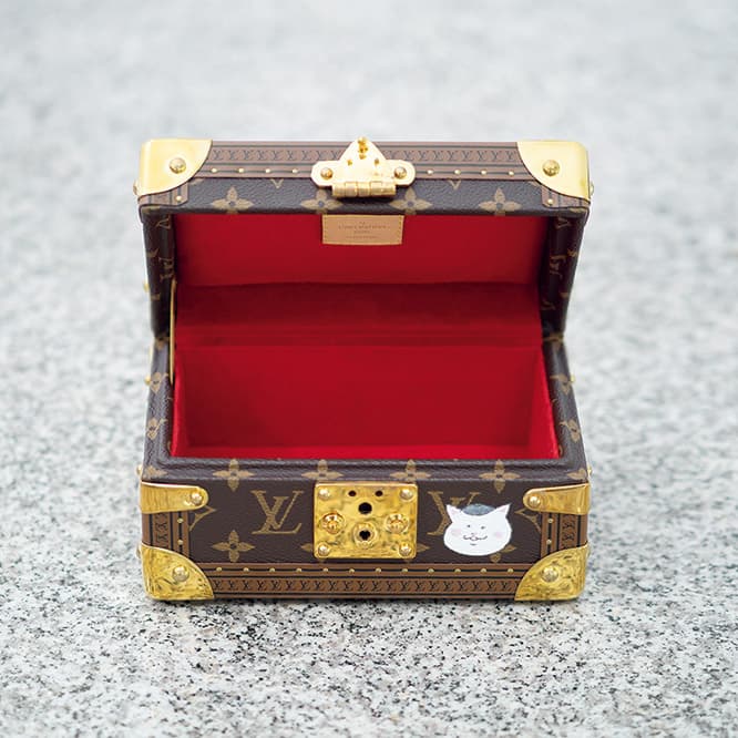 LOUIS VUITTON【茶箱】　茶道具を詰め込んだ「茶箱」は、旅行用トランクの老舗ブランド〈ルイ・ヴィトン〉製。宝石用のケース《コフレ・トレゾール》に、猫村さんの顔や肉球をスペシャルペインティングした。鉛筆描きと見まごうリアルな描線は、墨色の絵の具で手描きしたもの。アーティストの職人技が光る逸品に仕上がった。蓋にNecoの名前入り！