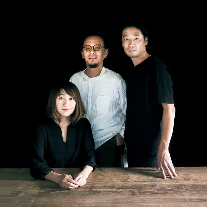 左から／〈SUPPOSE DESIGN OFFICE〉代表の吉田愛。〈スキーマ建築計画〉の長坂常。〈SUPPOSE DESIGN OFFICE〉共同代表の谷尻誠。新建築ユニットの誕生？