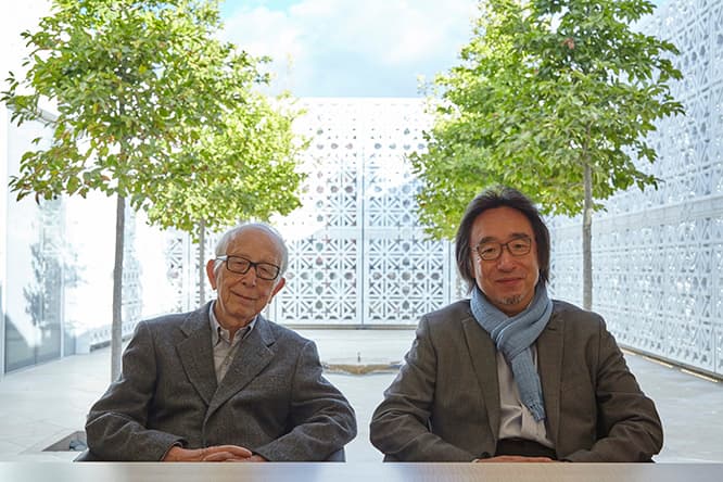 アガ・カーン・センター内の「ガーデン・オブ・ライト」を背景に、槇文彦（左）とプロジェクトを担当した亀本ゲイリー（右）。