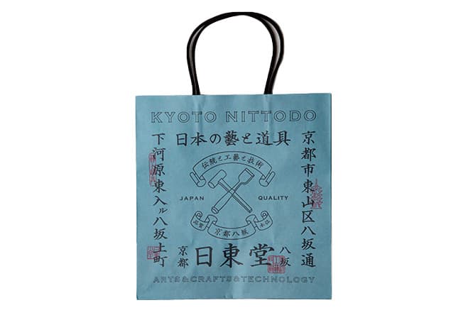 水野学がデザインした紙袋。