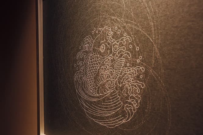 廊下やロビーなど随所にアート作品が飾られる。これは〈京源〉の家紋アート。