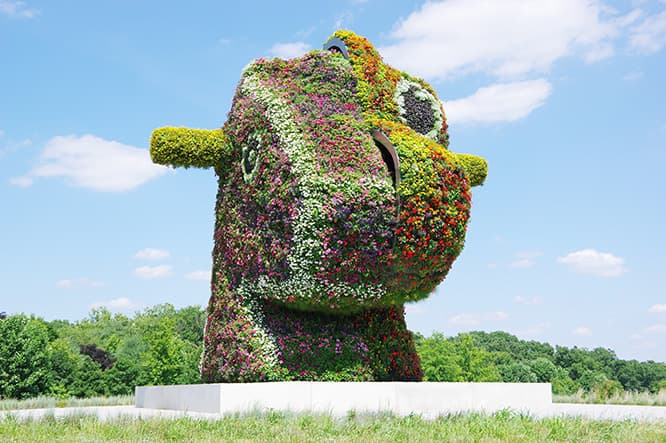 ジェフ・クーンズ『Split-Rocker』（2000）。(c) Jeff Koons