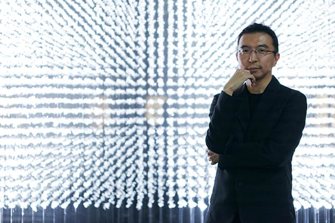 ディスプレイの前に立つ藤本壮介。