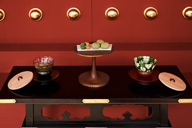 興福寺中金堂の落慶（完成）を祝い、献上された濃茶（右）と薄茶（左）。菓子は菊の練り切り《千代見草》（〈樫舎〉製）と《州浜》（〈州浜屋〉製）。