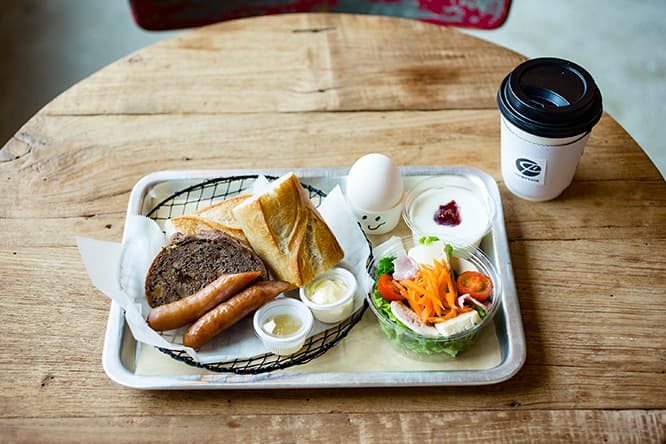 「サンデーモーニング Bセット」1,100円。バゲット、イチジクとクルミ入り全粒粉のパン、バターと蜂蜜、ソーセージ、ゆで卵、ヨーグルト、サラダ、コーヒー付き。内容は変更になる場合も。
