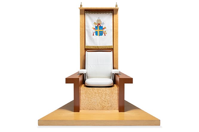 ヴィトラの所有するローマ法王のための椅子（1994年デザインのもの）。
Robert Somek, Papal Throne, (designed 1994) 
(c) Vitra Design Museum, Foto: Andreas Sütterlin 