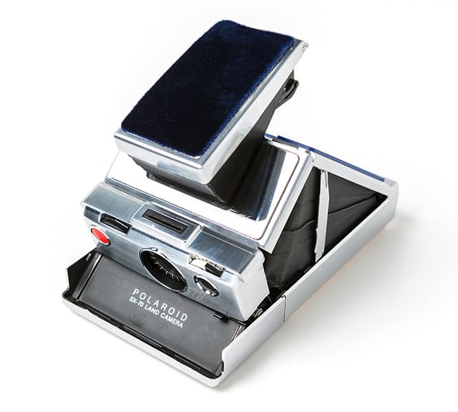 〈sacai〉とコラボした《ポラロイドSX-70》が限定発売！