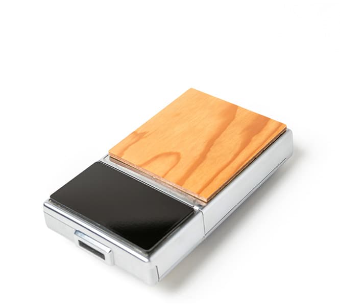 〈sacai〉とコラボした《ポラロイドSX-70》が限定発売！