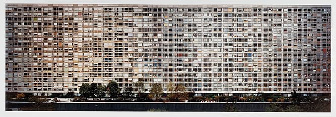 パリ、モンパルナスの集合住宅を撮影したアンドレア・ガースキーの作品（1993）。 (c) Tate, London 2018