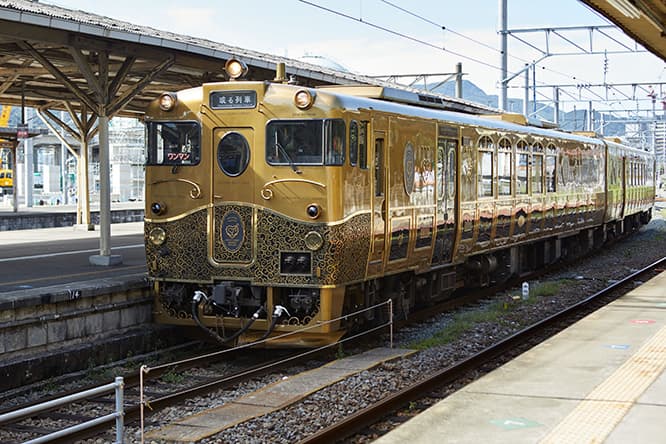 長崎駅のホームに入ってきた、ゴールドに輝く《或る列車》。見るからに特別な列車の雰囲気に心躍る。