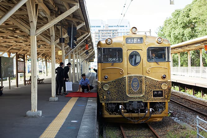 乗車口にはレッドカーペットを敷いて、乗客を迎える。