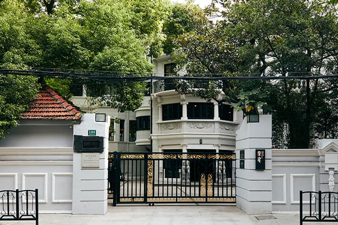 〈PRADA Rong Zhai〉は上海の高級住宅街である静安地区にある歴史的建造物。