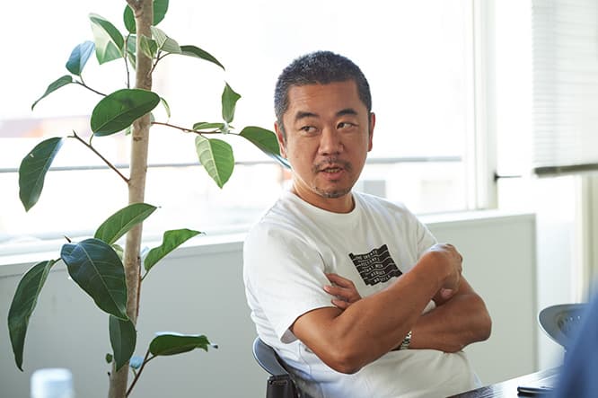 「この部屋に入る自然光がすごく綺麗でね」と筒井。93号以降は度々、この部屋にバック紙をセッティングしてポートレートの撮影をした。朝昼晩と、取材が組めた時間によって光の色が変わるのも、よしとしていた。