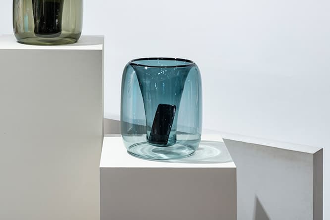 形の異なるフラワーベースを重ねたような、彫刻的なフォルムが美しい。サイズΦ250×H280mm、重さおよそ3kg。88,000円。