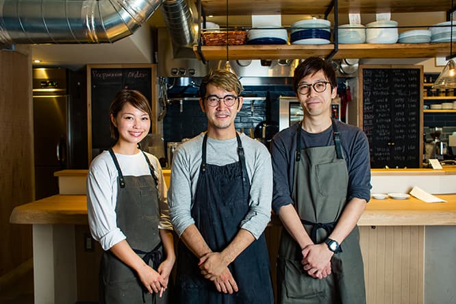 左からパティシエの山口美穂、シェフの榎大輔、マネージャー＆ソムリエの小池純平。