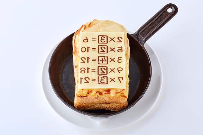 チーズとホワイトソースのクロックムッシュをアンキパン風に。食べれば頭がよくなるかしら？　《アンキパン de クロックムッシュ》1,380円。
