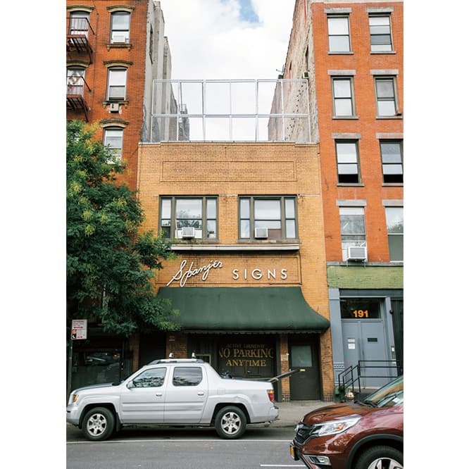 元・移民街ロウワーイーストの189 Chrystie St.。1920年代は看板工場、今はクラブに。