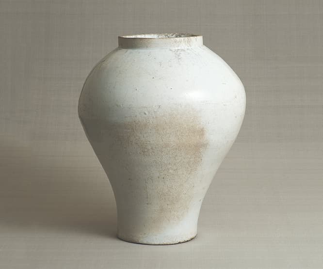 白磁壺　18世紀前半　54.1×44.3cm