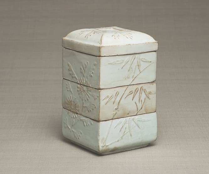 白磁四君子文三段重　19世紀前半　19.4×12.4cm