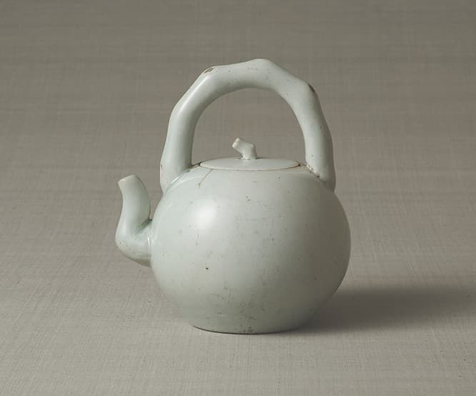 白磁共手水注　19世紀　18.8×17cm