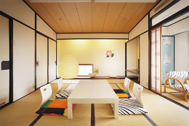 松山市内では、石本が客室をプロデュースしたホテル〈茶玻瑠（ちゃはる）〉のエグゼクティブフロアも公開。