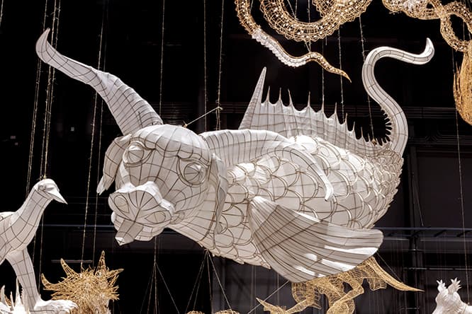 ボートの上に吊るされているフィギュアは竹とシルク製。フィギュアは中国の神話の生き物が題材になっており、中国の伝統的な凧作りのテクニックが用いられている。世界的な難民問題に対する危機を表現している作品だ。