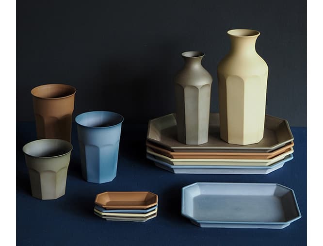釉薬ではなく、生地に染みる特殊な絵の具を使ったマットなアースカラーが特徴的なHASAMIの《SEASON 05s》。