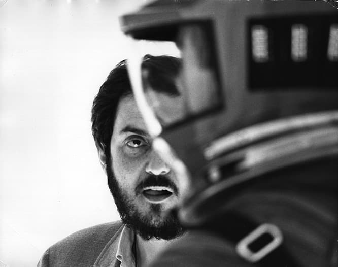 『2001年宇宙の旅（2001: A Space Odyssey, 1968）』撮影中のスタンリー・キューブリック。(c) Warner Bros. Entertainment Inc.