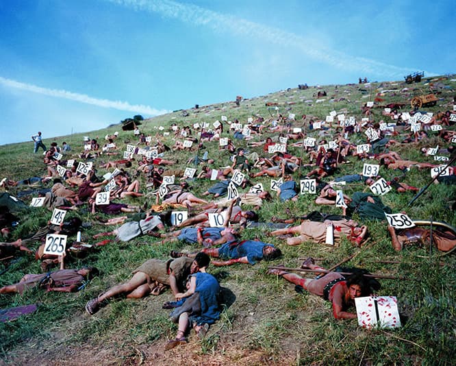 『スパルタカス（Spartacus,1960）』の撮影風景。死人を演じるエキストラの一人ひとりに指示を出せるよう、番号カードをもたせている。(c) Timelife by Getty Images. Photo: J. R. Eyerman