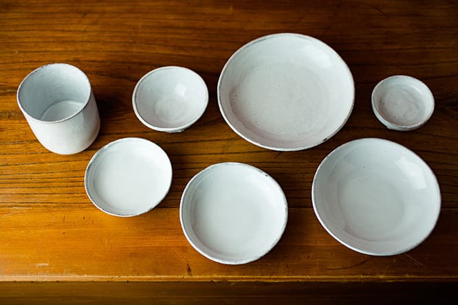 左から湯のみ14,500円、上段に盃8.5cm 13,500円、丸皿15.5cm 15,000円、醤油皿7cm 12,500円、右下の丸皿13cm 14,500円、丸皿11cm 14,000円、丸皿9.5cm 13,500円。