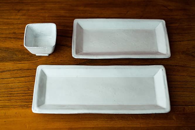 左上の小鉢13,500円、右上の焼皿21,2cm 13,000円、下段、魚皿25,2cm 13,500円。