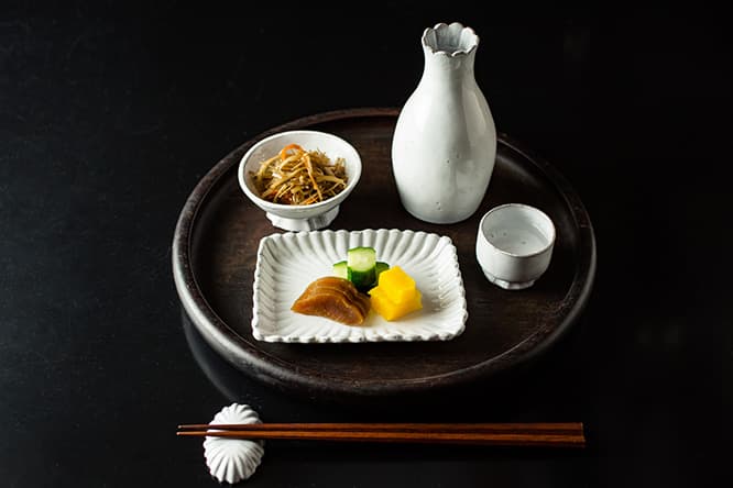 日本的な晩酌スタイルにもよく似合う。お盆18,000円（利菴アーツコレクション TEL 03 6427 3300）